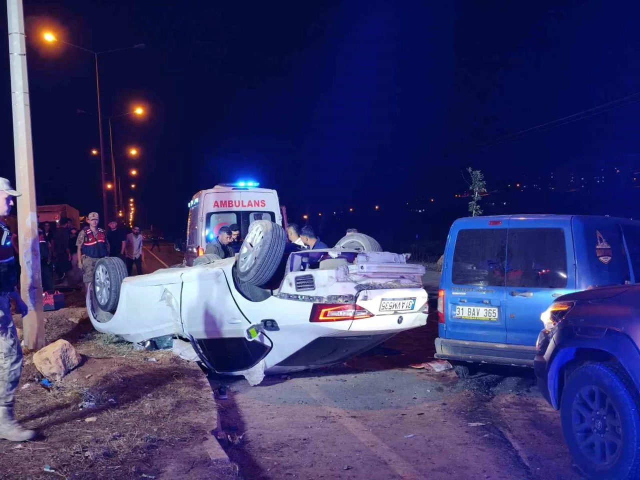 HATAY’DA HAFİF TİCARİ ARAÇLA ÇARPIŞAN OTOMOBİLİN TAKLA ATARAK 2 TIR SÜRÜCÜSÜNE ÇARPTIĞI KAZADA 6...