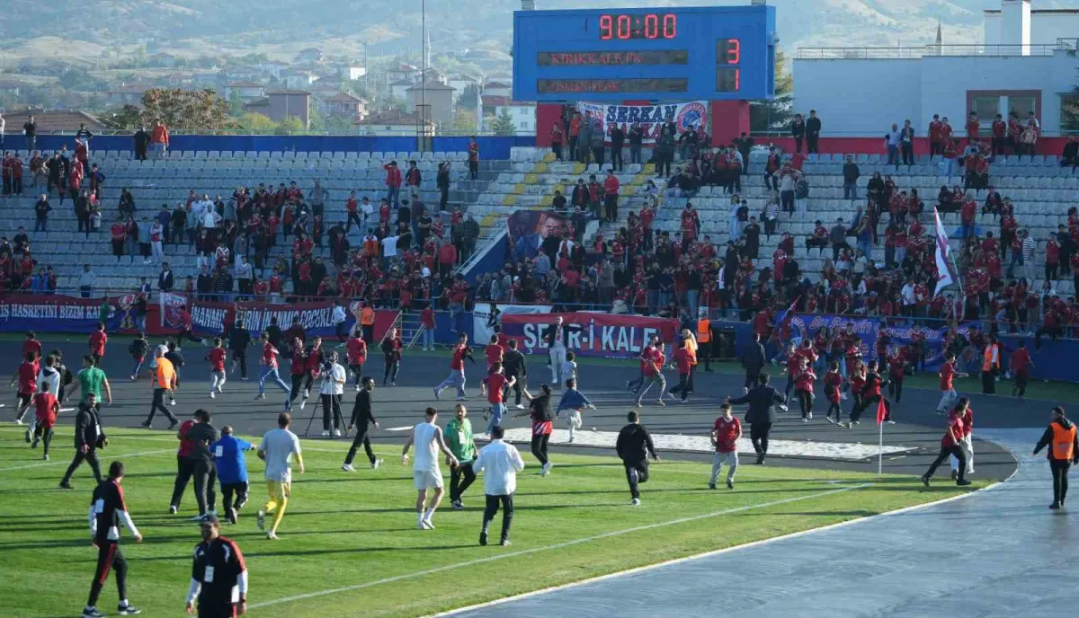 Kırıkkale FK maçında son dakika golü sonrası çocuk taraftarlar sahaya koştu 4