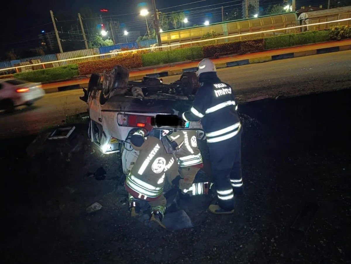 İskenderun'da kontrolden çıkan otomobil takla attı: 3 yaralı 2