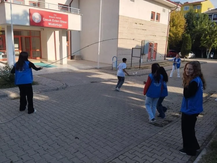 Bilecik'te gönüllü gençler Çocuk Evleri Sitesi'ndeki çocuklarla buluştu 3