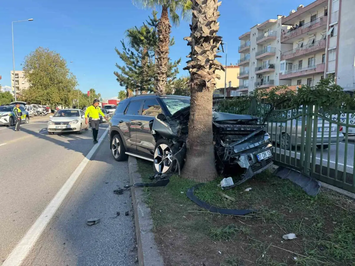 Serik'teki trafik kazasında yaralılara ilk müdahale yoldan geçen doktor belediye başkanından geldi 3