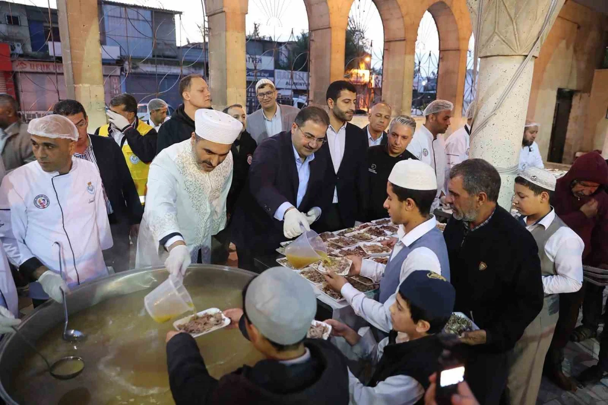 Şanlıurfa'da binlerce vatandaş geleneksel tirit sofrasında bir araya geldi 3