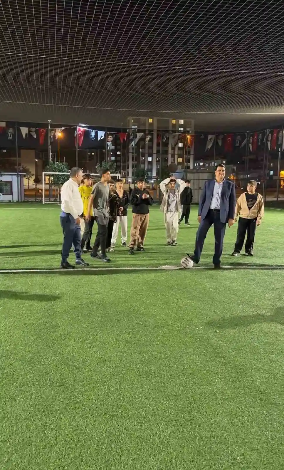 Şehitkamil'de Eydibaba Mahallesi'ne yeni yaşam alanı: Başkan Yılmaz gençlerle sahaya indi 3