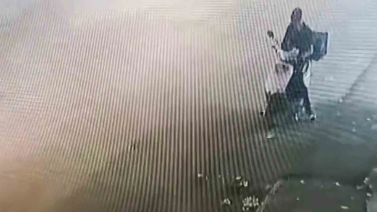 ADANA’DA PAKET TESLİMATI YAPMAK İÇİN MOTOSİKLETİNDEN İNEN KURYENİN ARACI, SANİYELER İÇERİSİNDE...