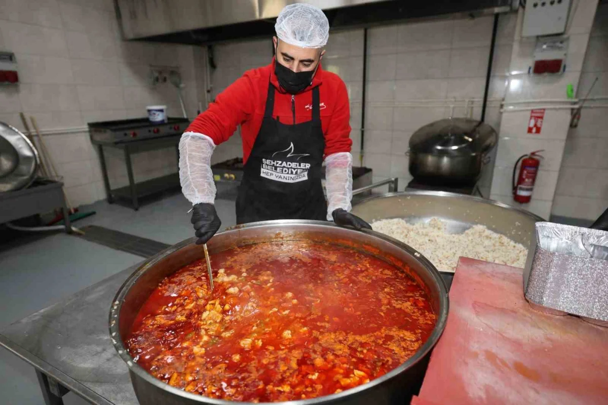 Şehzadeler'de haftanın 5 günü 500 kişiye sıcak yemek ulaştırılıyor 4