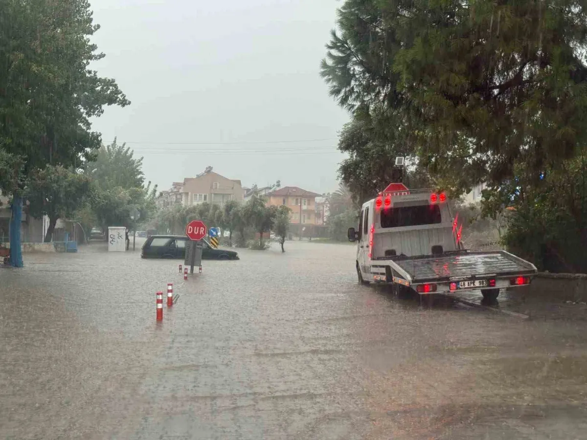 Fethiye'de şiddetli sağanak su baskınlarına yol açtı 4