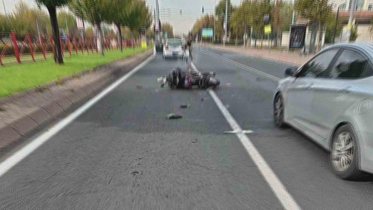 Kayseri'de otomobille çarpışan motosikletli havaya savruldu: Kaza anı kask kamerasında 3