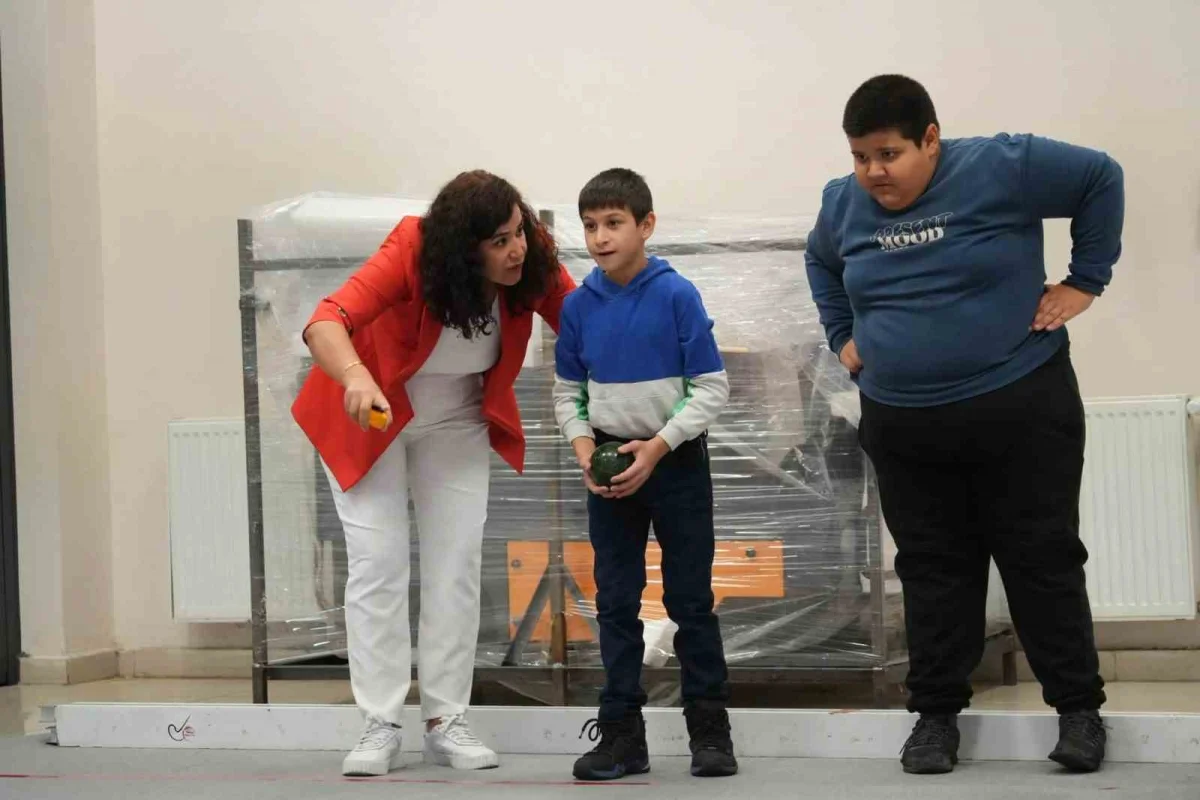 Muğla'da özel sporcular bocce sahasında bir araya geldi 2