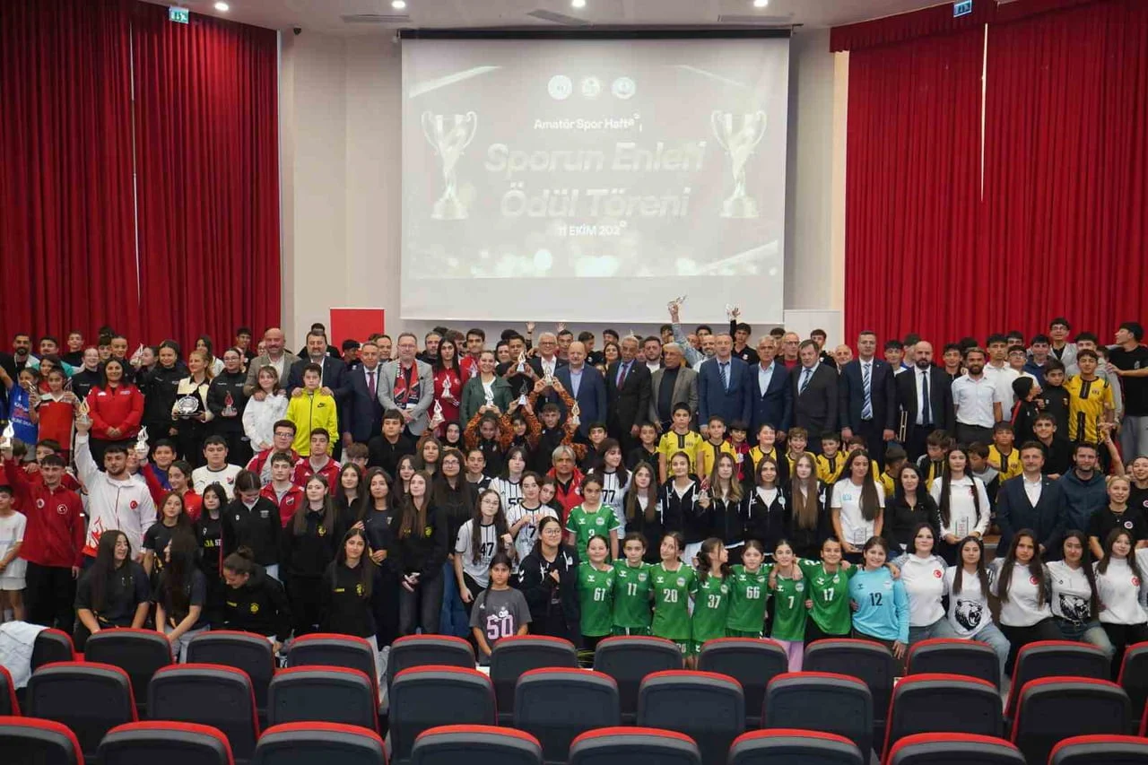KASTAMONU'DA AMATÖR SPOR HAFTASI ETKİNLİKLERİ ÇERÇEVESİNDE DÜZENLENEN TÖRENDE, YIL BOYUNCA ULUSAL...