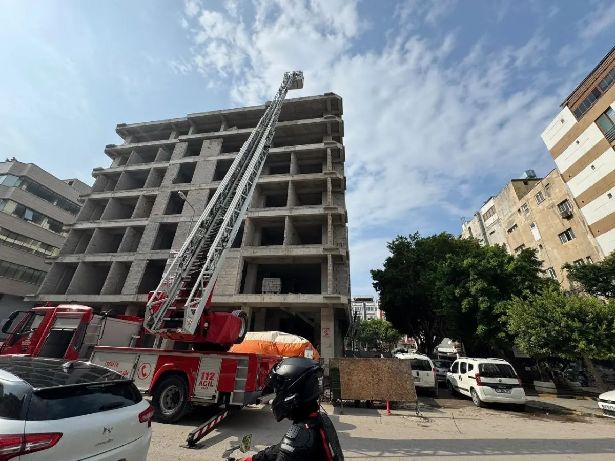 Hatay'da 7 katlı binanın çatısına çıkan genç 2 saatte ikna edildi 3
