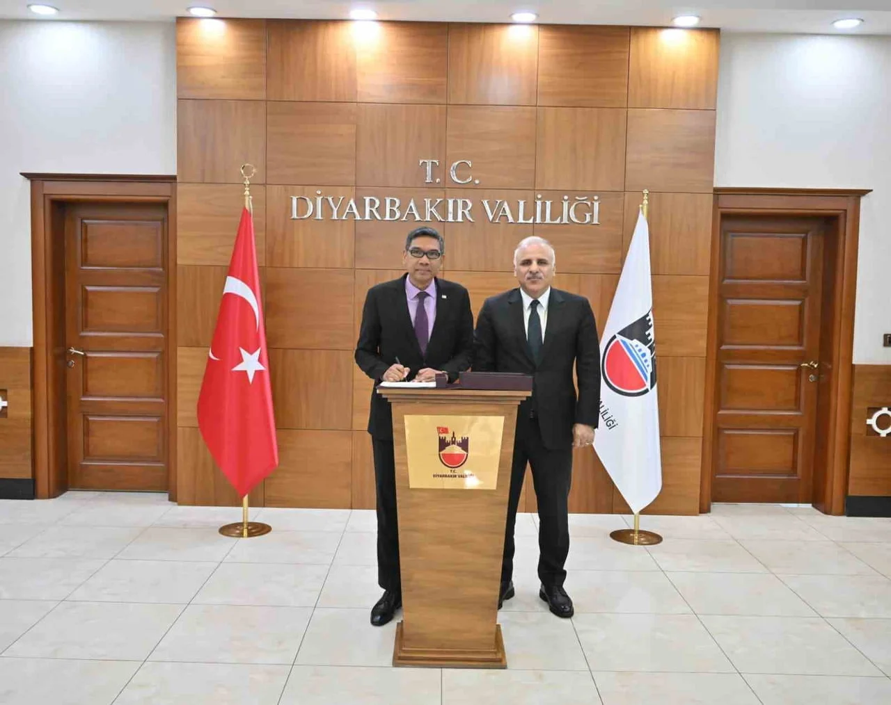 MALEZYA ANKARA BÜYÜKELÇİSİ ADLAN MOHD SHAFFİEQ (SOLDA), BERABERİNDEKİ HEYETLE BİRLİKTE DİYARBAKIR...