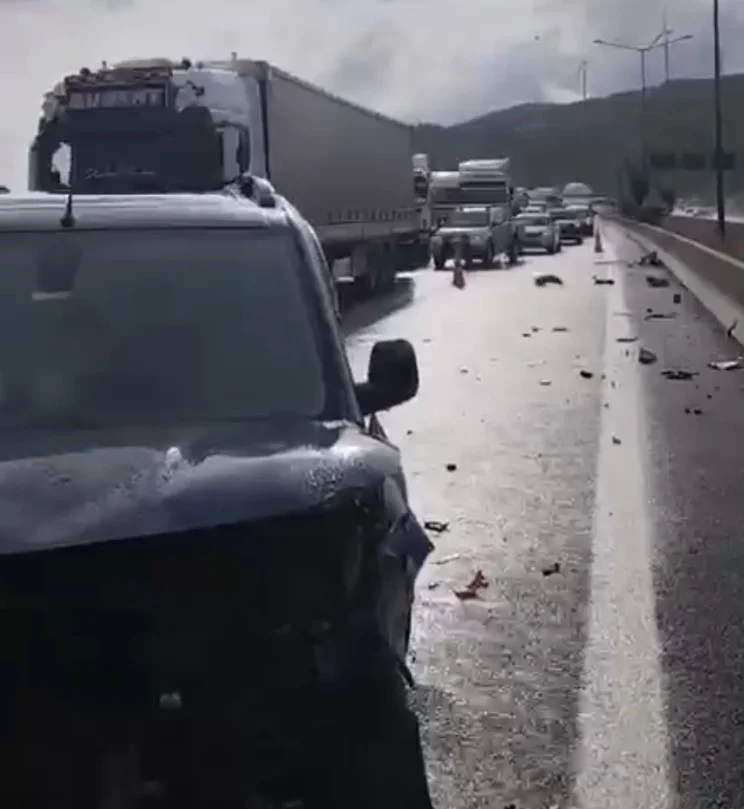 Tarsus-Adana-Gaziantep Otoyolu'nda zincirleme kaza: 8 kişi yaralandı 2