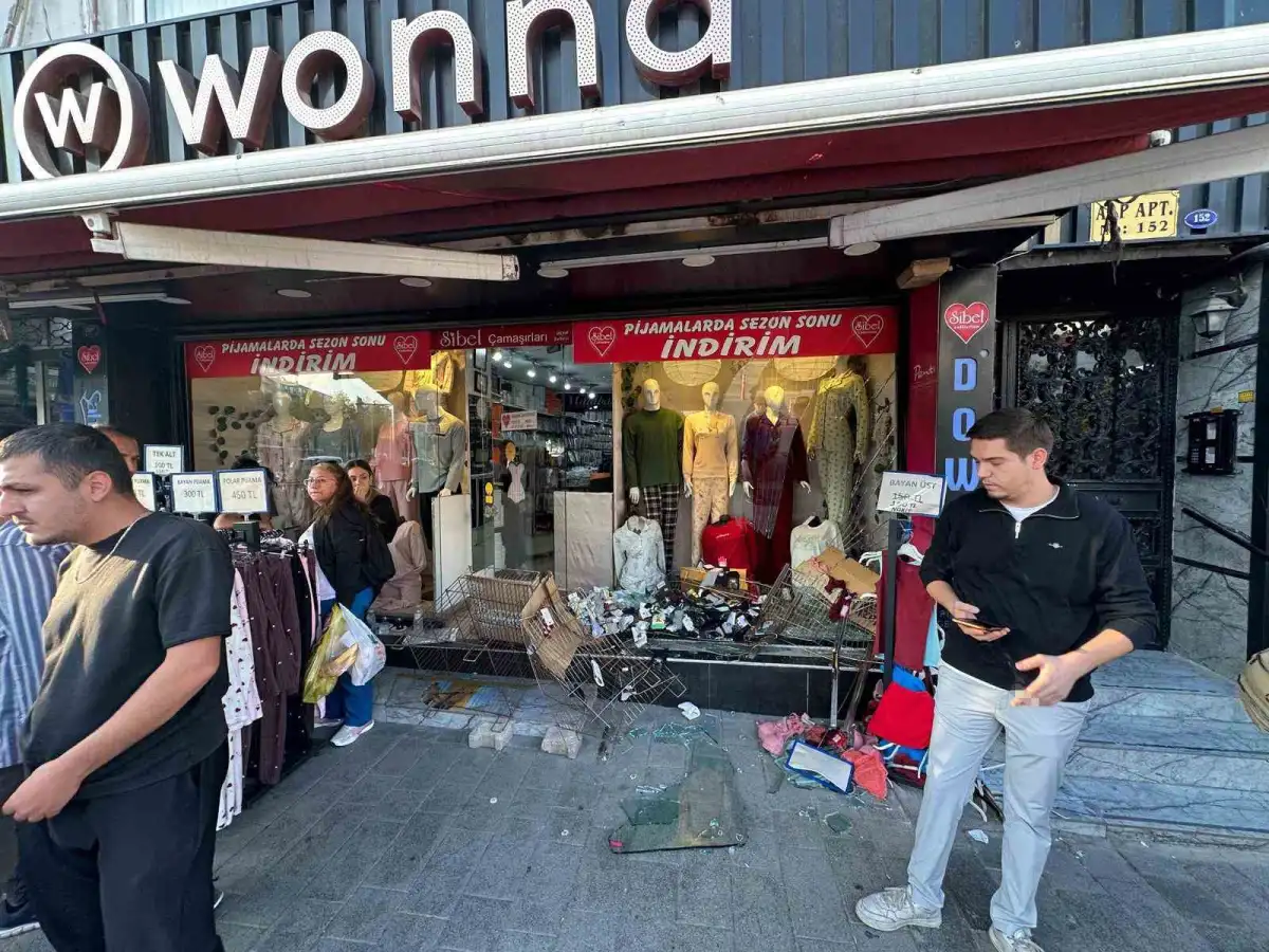 İzmir'de kontrolden çıkan otomobil iş yerine çarptı 4