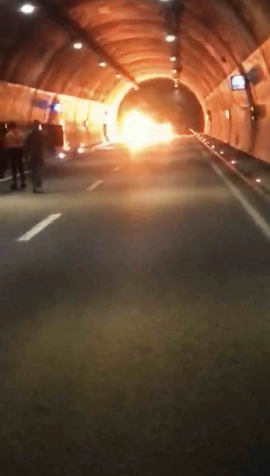 TRABZON’UN MAÇKA İLÇESİNDE BULUNAN T2 TÜNELİ İÇİNDE ÖĞLE SAATLERİNDE YARIŞ YAPAN OTOMOBİLLERDEN...