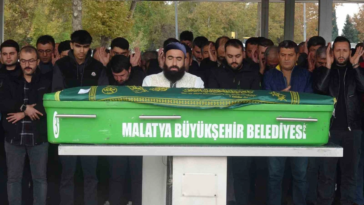 Bisiklet kazasında hayatını kaybeden adliye çalışanı Malatya'da defnedildi 2