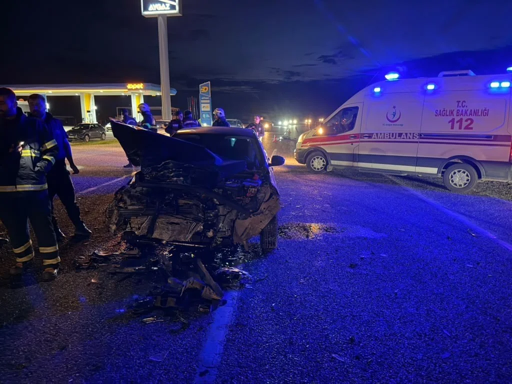 Adıyaman'da otomobil ile kamyonet çarpıştı: 1'i ağır 4 yaralı 1