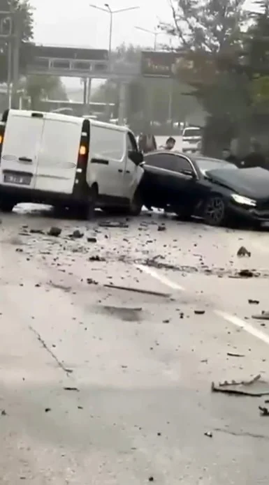 Bursa'da yağış nedeniyle kayganlaşan yolda zincirleme kaza: 5 yaralı 3