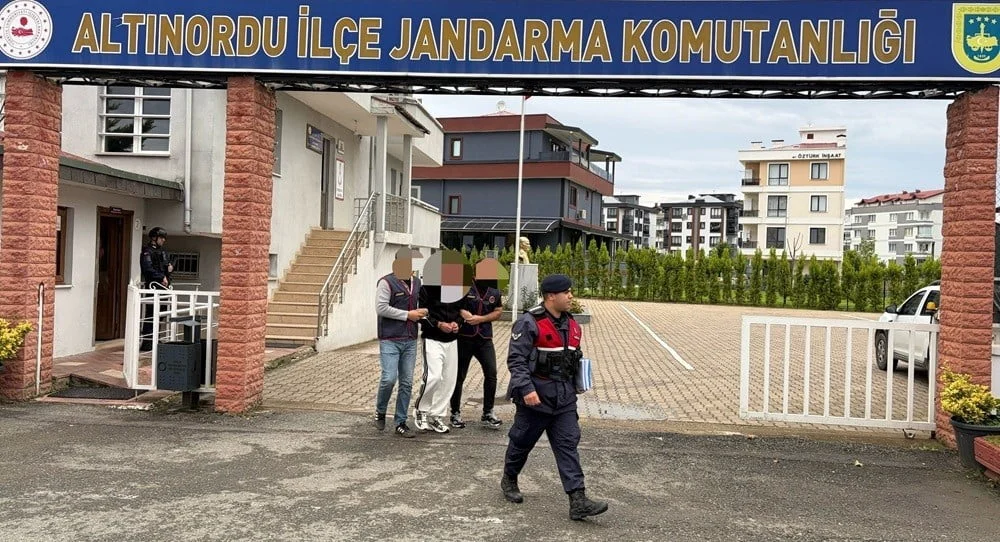 JANDARMA EKİPLERİNCE GÖZALTINA ALINAN 2 ŞÜPHELİ, SEVK EDİLDİKLERİ ADLİ MAKAMLARCA TUTUKLANARAK...