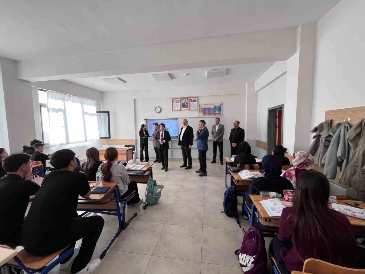 Çilimli'de kaymakam ve belediye başkanı lise öğrencileriyle buluştu 1