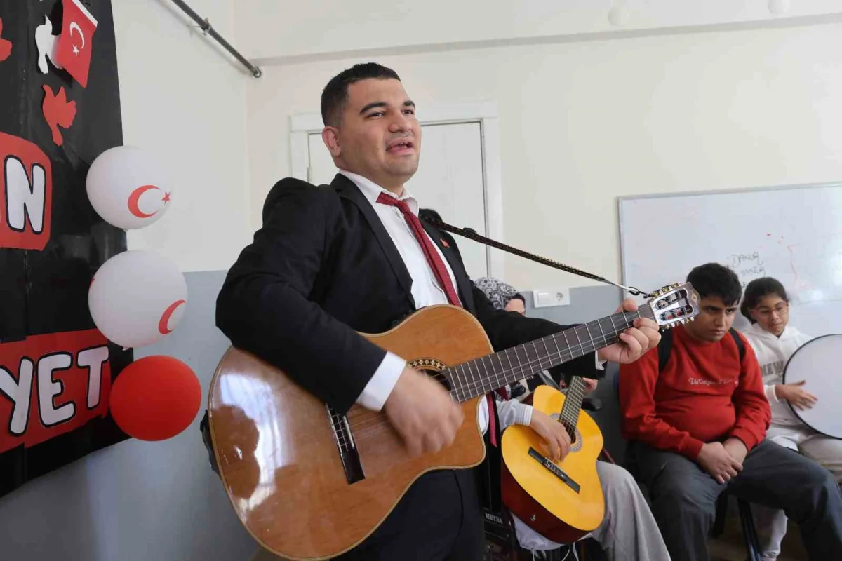 Oyuncak gitarla müziğe başlayan otizmli Ertuğrul artık özel bireylere eğitim veriyor 2