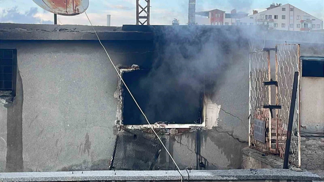 KARAMAN'DA 3 KATLI BİR APARTMANIN ÇATI KATINDA ÇIKAN YANGIN, İTFAİYE EKİPLERİNİN MÜDAHALESİYLE...