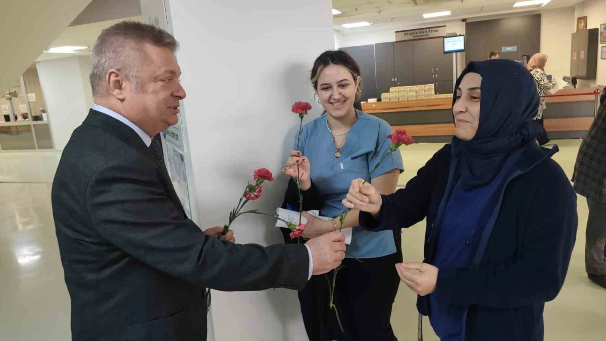 Hafsa Sultan Hastanesi'nde Hasta Hakları Günü karanfillerle kutlandı 2