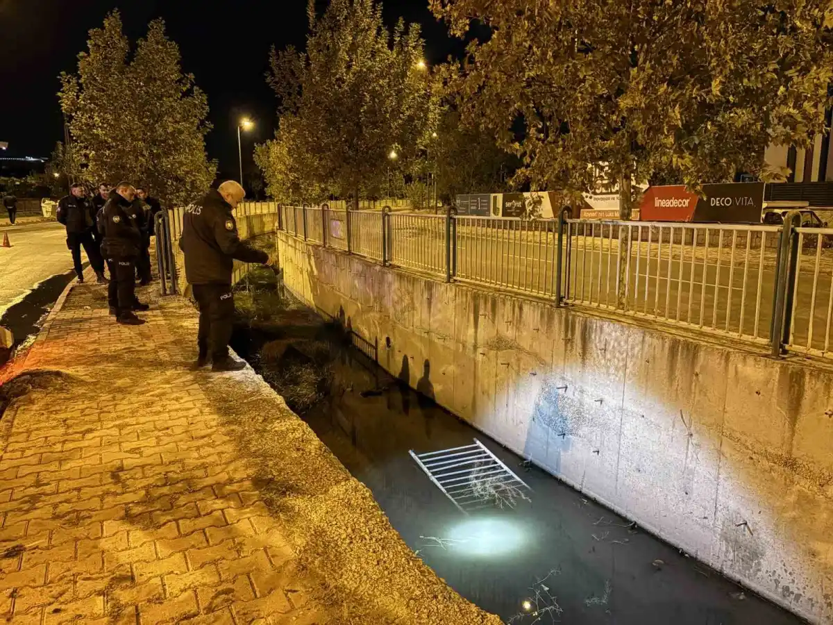 Kayseri'de su kanalına uçan otomobildeki 2 kişi yaralandı 5