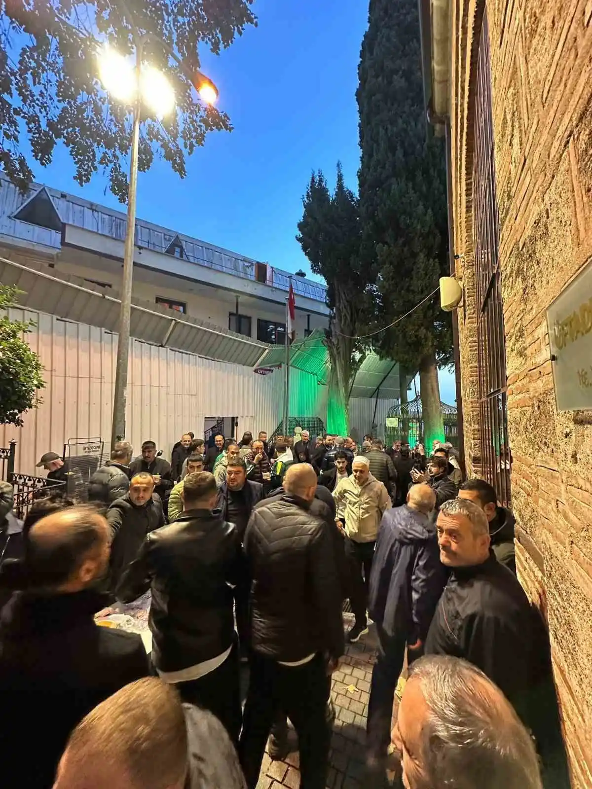 Bursa'da Selim Kurtulan ve tüm hastalar için sabah namazında dua buluşması 3