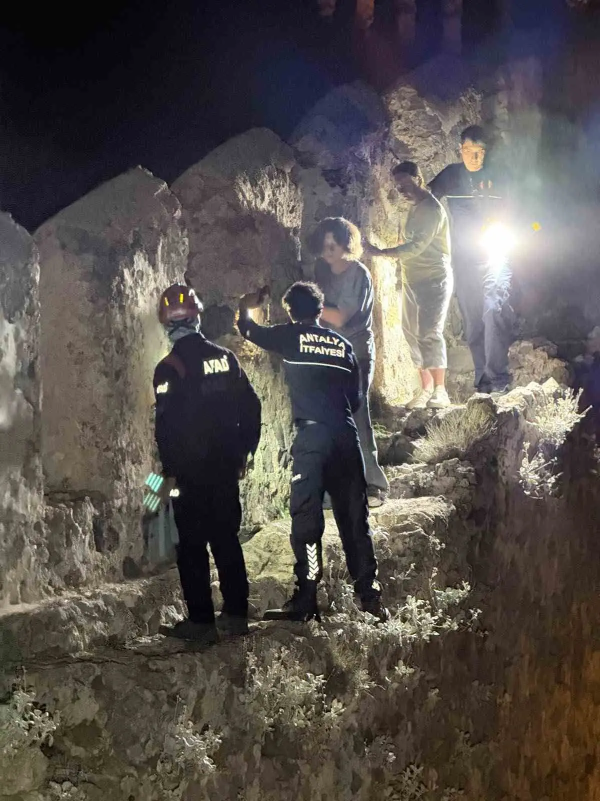 Alanya Kalesi surlarında mahsur kalan 3 Rus vatandaşı kurtarıldı 5