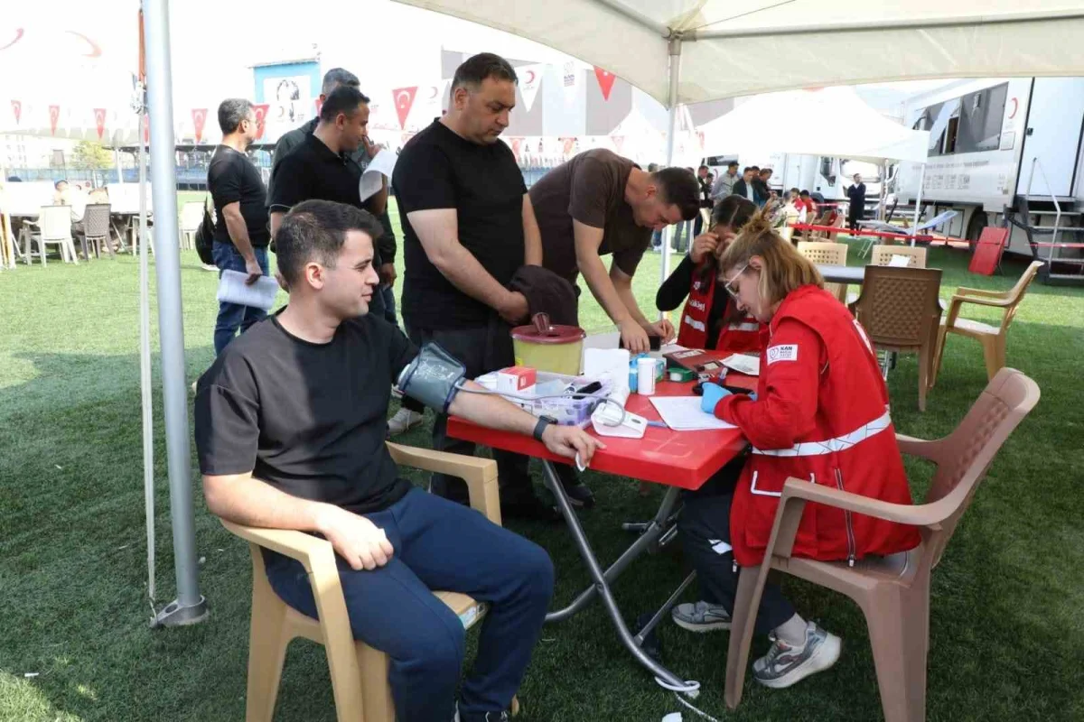 Tunceli'de kan bağışı yapanlara mavi selvi fidanı hediye edildi 3