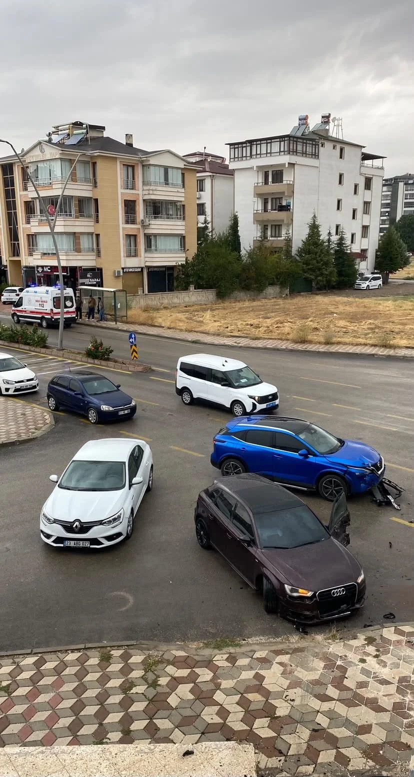 ELAZIĞ’DA CİP İLE, OTOMOBİLİN ÇARPIŞMASI SONUCU MEYDANA GELEN TRAFİK KAZASINDA 1 KİŞİ...