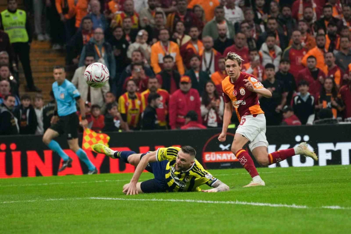 Süper Lig'de dev derbi: Galatasaray sahasında Fenerbahçe'yi 2-1 mağlup etti 5