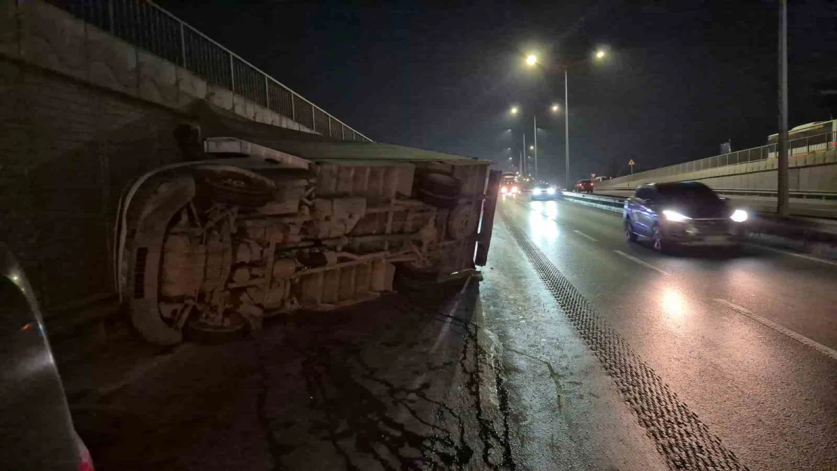 Eskişehir'de marul yüklü kamyonet alt geçitte yan yattı 5