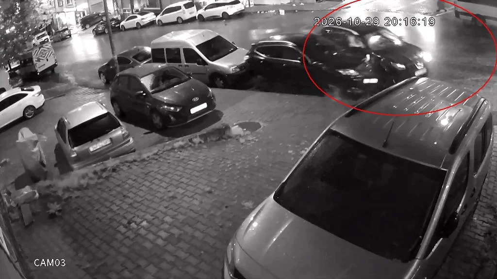 Esenyurt'ta kontrolden çıkan otomobil park halindeki araçlara çarptı 4