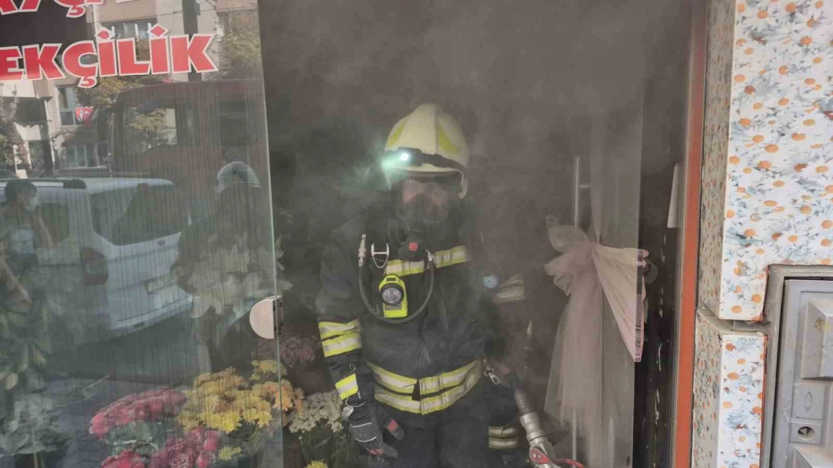 Eskişehir'de yanan çiçekçi dükkanının sahibi gözyaşlarına boğuldu 4