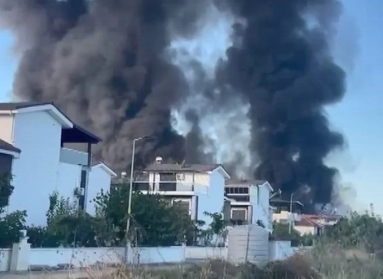 AYDIN’IN KUŞADASI İLÇESİNDEKİ PAZAR YERİNDE ÇIKAN YANGINI SÖNDÜRME ÇALIŞMALARI DEVAM...
