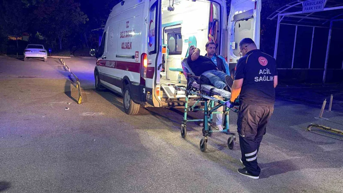 Adıyaman'ın Kahta ilçesinde kavşakta iki otomobil çarpıştı: 8 kişi yaralandı 2