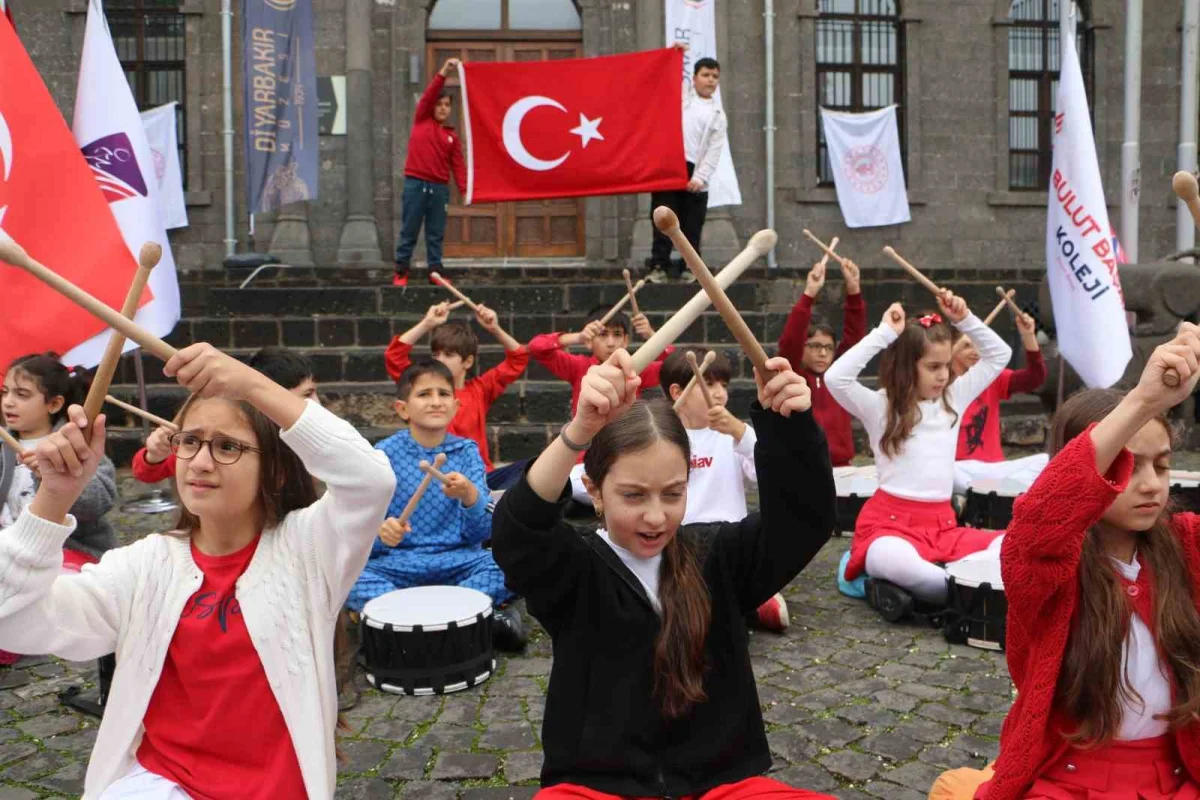 Diyarbakır'ın tarihi sokaklarında 103. yıl Cumhuriyet yürüyüşü 1
