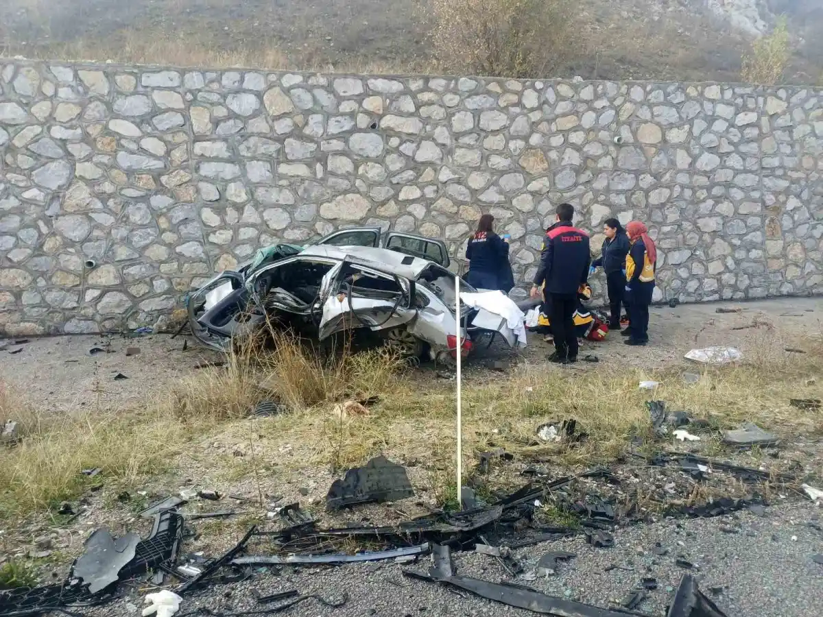 Çorum'da feci kaza: Karşı şeride geçen otomobil ciple çarpıştı 5