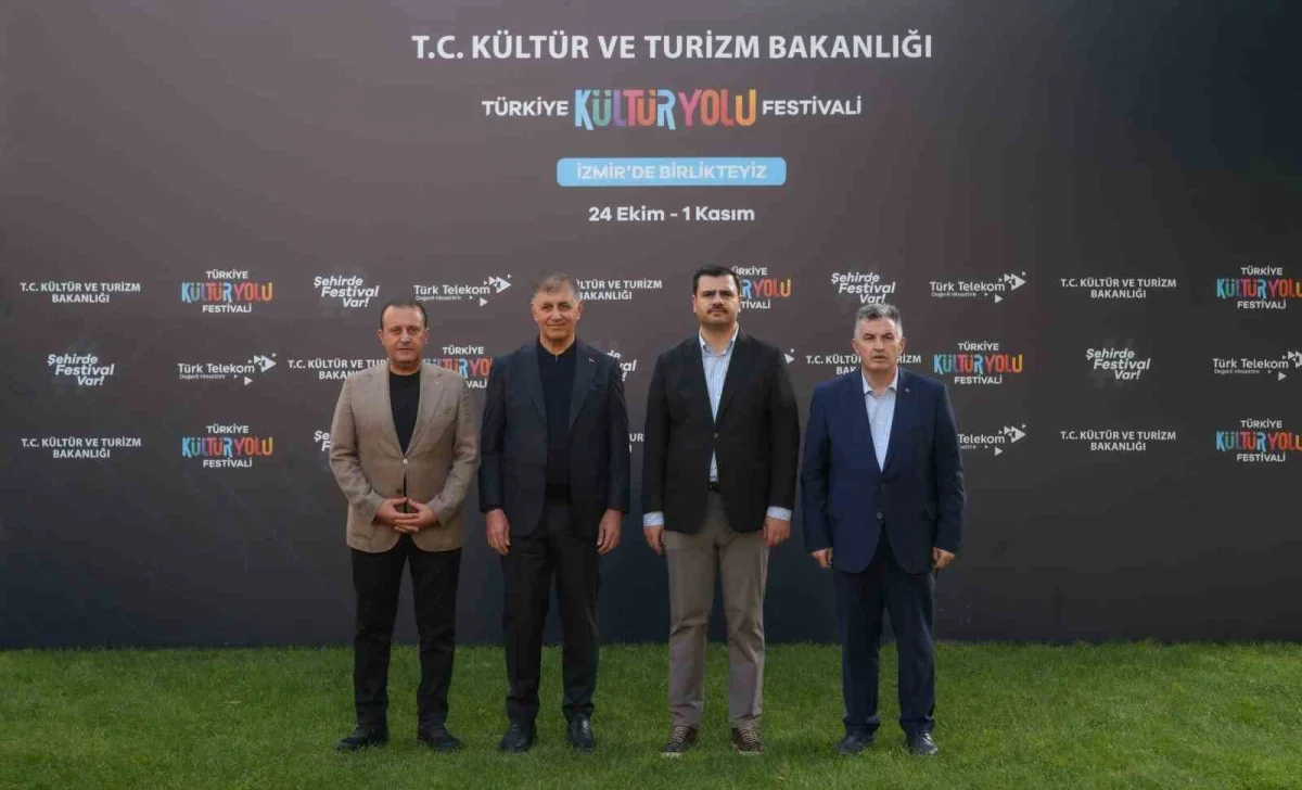 AK Parti Genel Sekreteri Eyyüp Kadir İnan ve Cemil Tugay İzmir Kültür Yolu Festivali sergilerini inceledi 1
