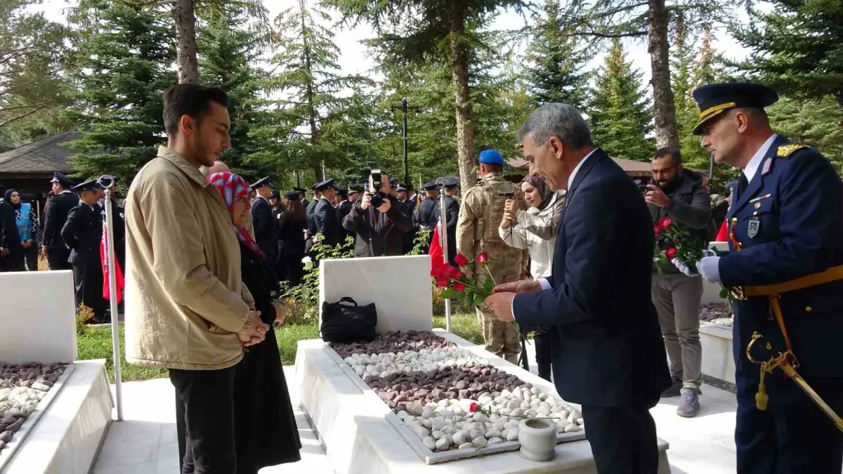 Yozgat'ta Cumhuriyet Bayramı kutlamaları şehitlik ziyaretiyle başladı 1
