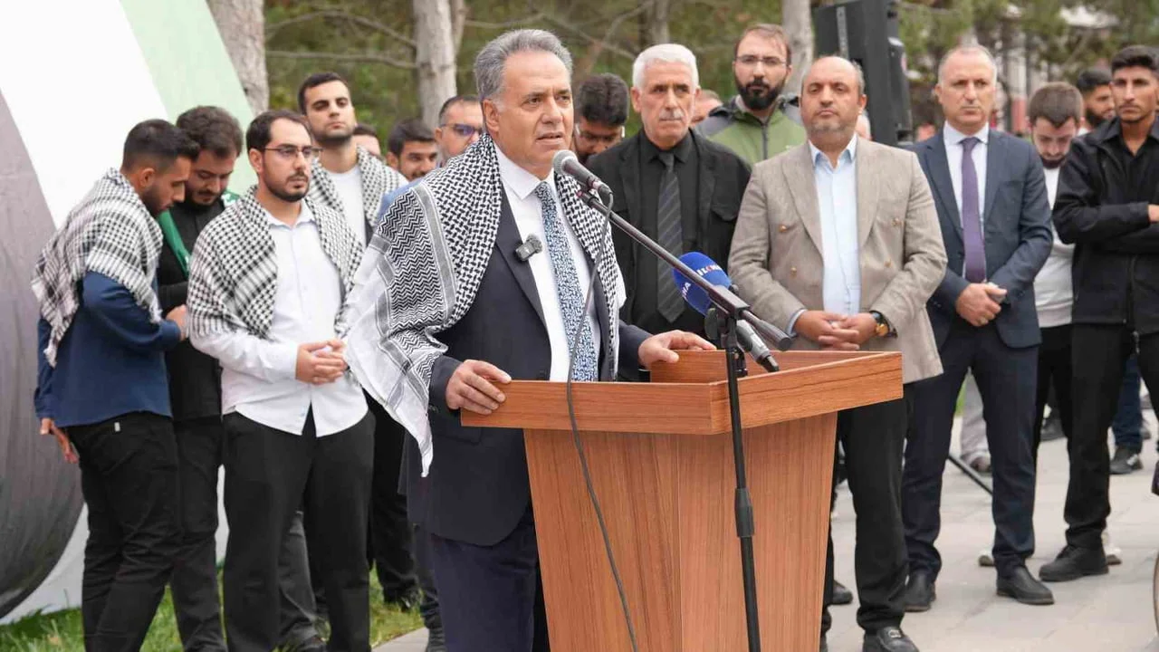 İNÖNÜ ÜNİVERSİTESİNDE FİLİSTİN’E DESTEK İÇİN TEK YÜREK OLDULAR