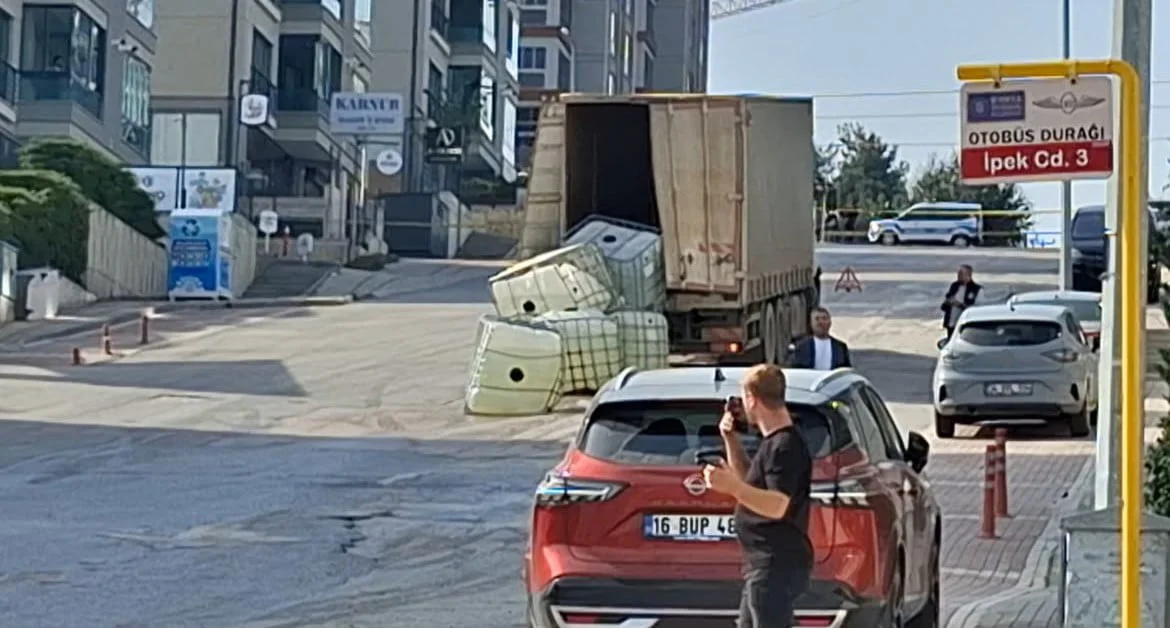 BURSA’DA KİMYASAL MADDE TAŞIYAN ARACIN DORSESİNDEKİ 4 VARİLİN YOLA DEVRİLMESİYLE SÜLFÜRİK ASİT...