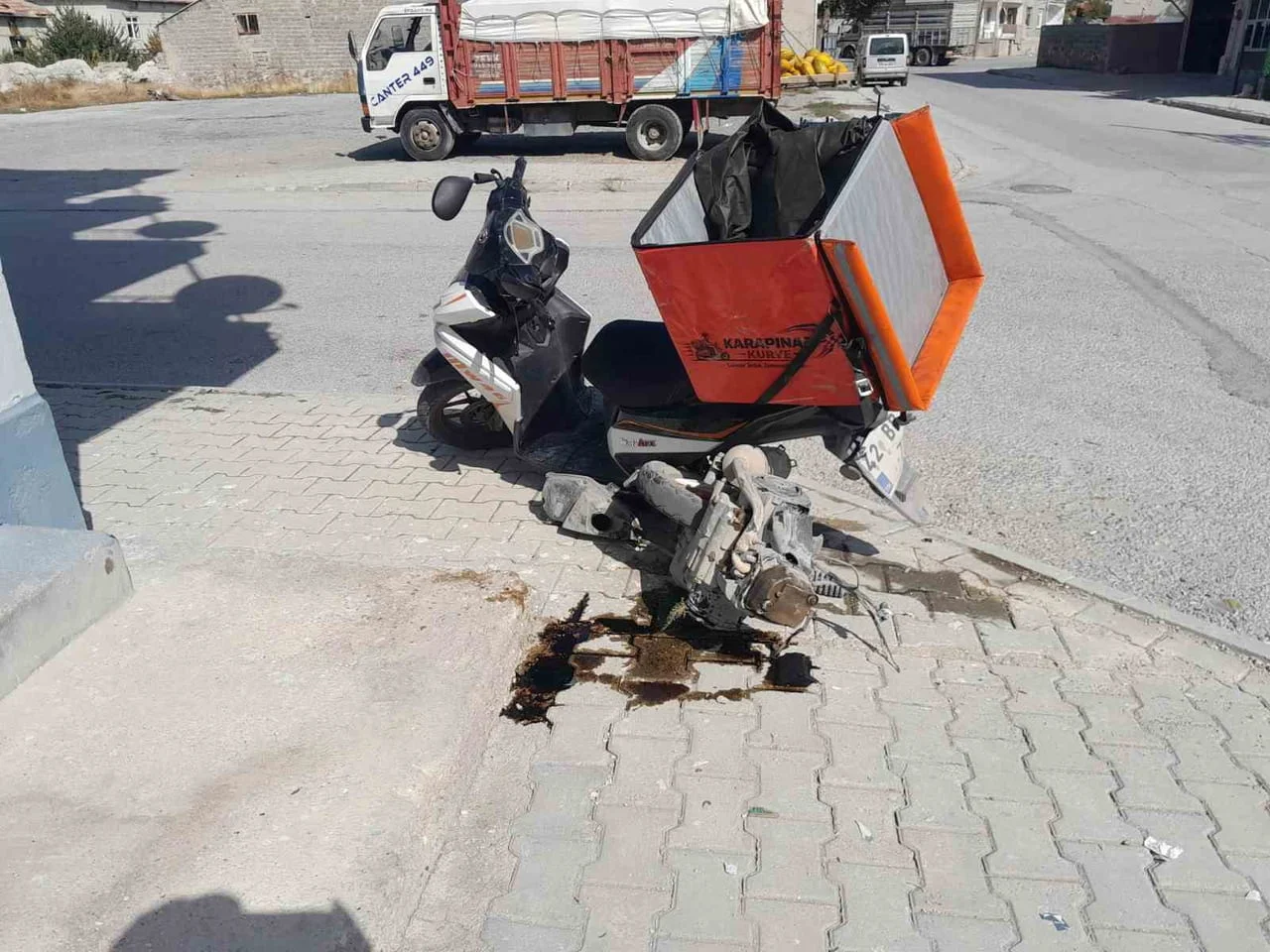 KARAPINAR İLÇESİNDE OTOMOBİL İLE MOTOSİKLETİN ÇARPIŞMASI SONUCU MEYDANA GELEN TRAFİK KAZASINDA 1...
