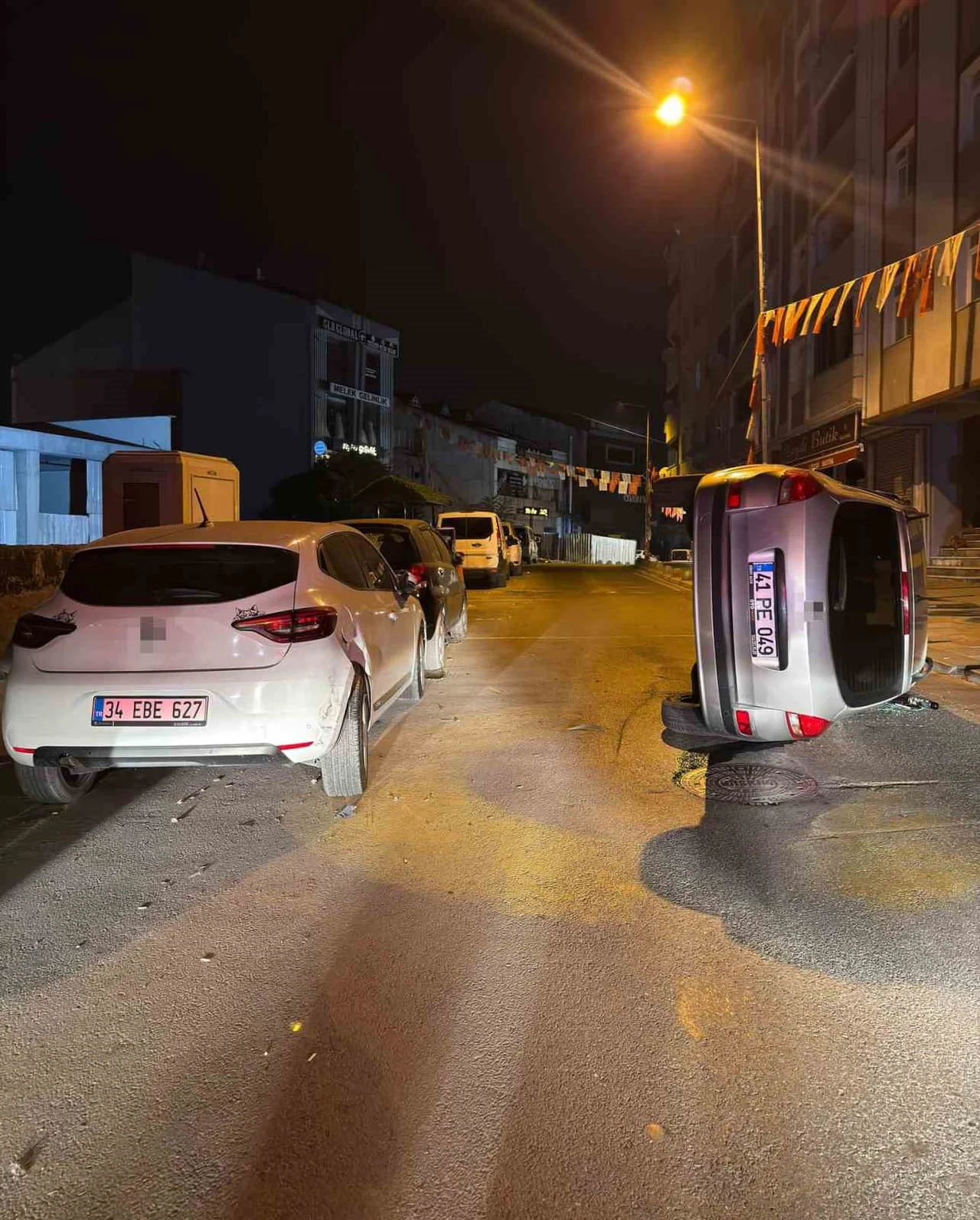 ARNAVUTKÖY’DE OTOMOBİL, PARK HALİNDEKİ ARACA ÇARPIP YAN YATTI