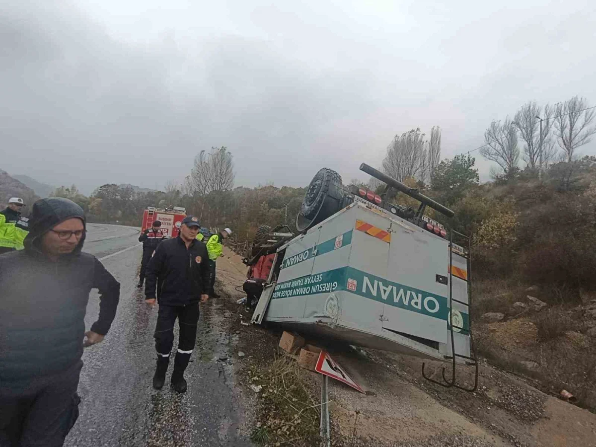 Suşehri'nde devrilen bakım aracındaki 3 orman personeli yaralandı 2