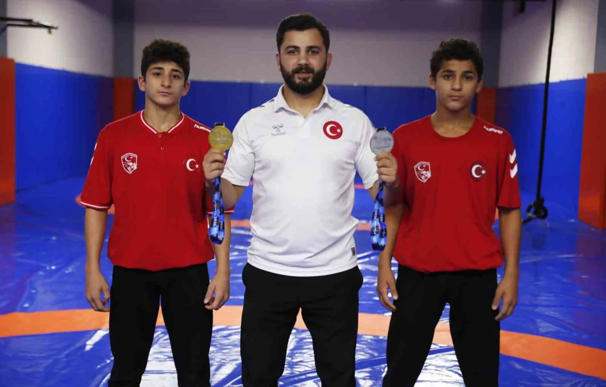 Romanya'daki şampiyonada altın madalya için iki kardeş mindere çıktı 4