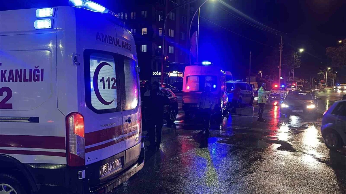 Burdur'da öğrenci servisi ile otomobil çarpıştı: 12 öğrenci yaralandı 4