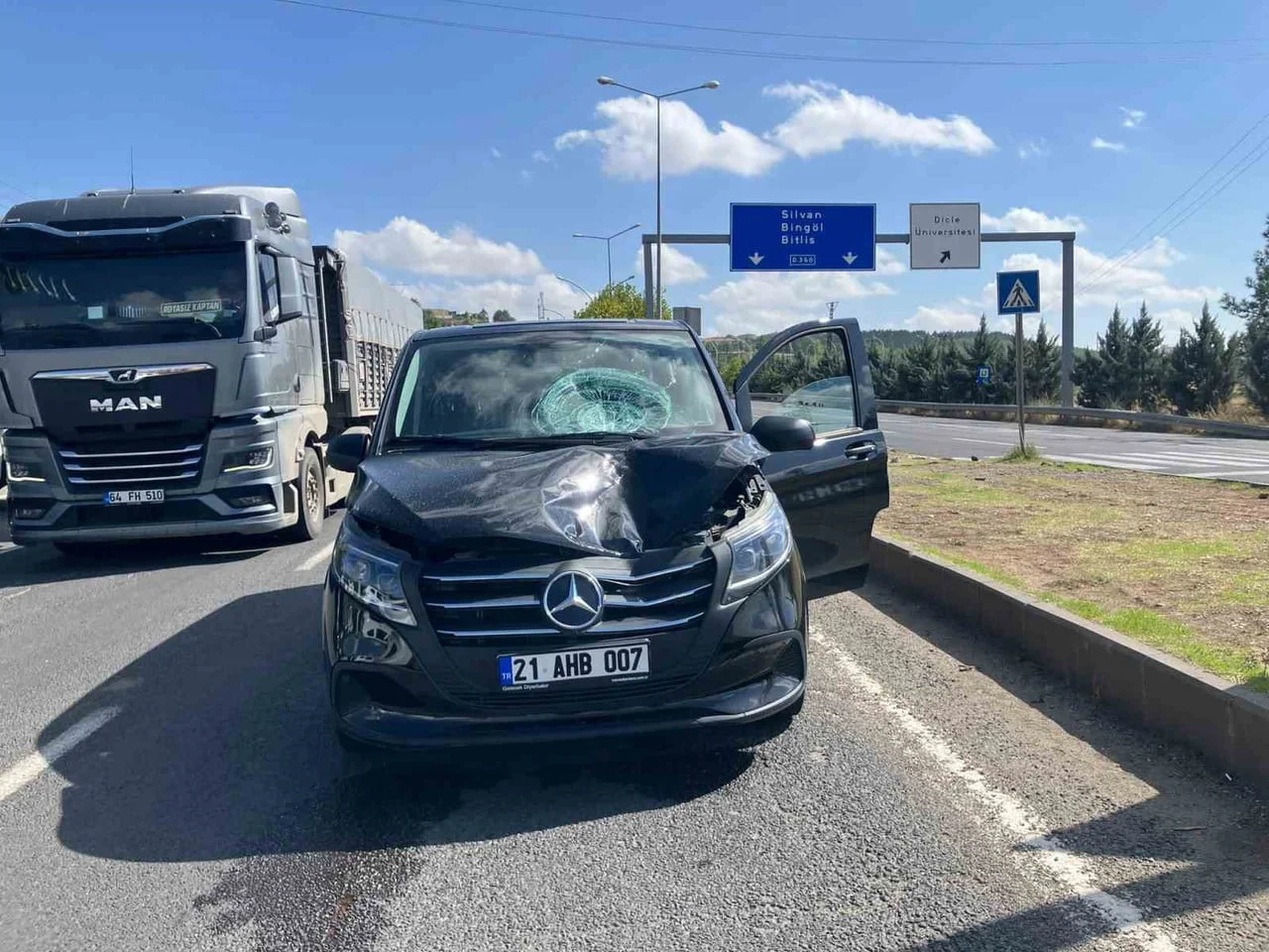 DİYARBAKIR’DA YOLUN KARŞISINA GEÇMEYE ÇALIŞAN ŞAHSA ARAÇ ÇARPTI. YARALININ DURUMUNUN AĞIR OLDUĞU...
