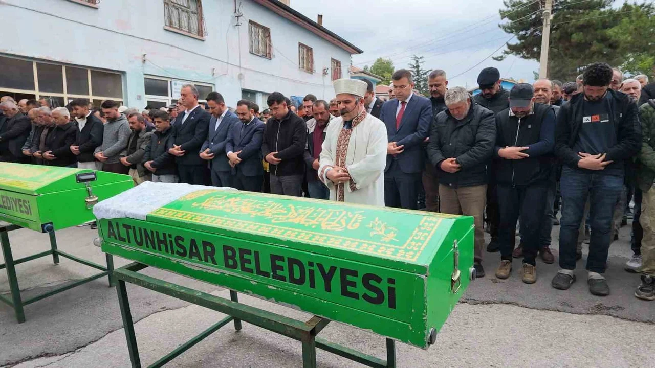 NİĞDE'DE MEYDANA GELEN TRAFİK KAZASINDA HAYATINI KAYBEDEN 2 KARDEŞ SON YOLCULUĞUNA UĞURLANDI.